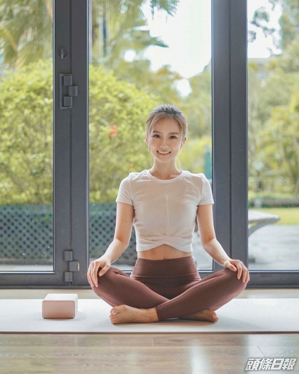 鄧卓殷也樂於分享訓練腹肌的方法，在YouTube拍片介紹普拉提的「橫向呼吸」，讓網民驚嘆原來改善呼吸習慣也能練出肌肉。